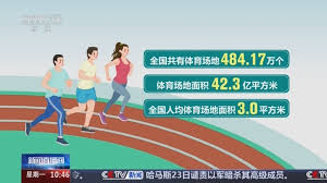 唯美秋光！霜染大地，日落西山勾勒出草坪绿化带的壮美景象